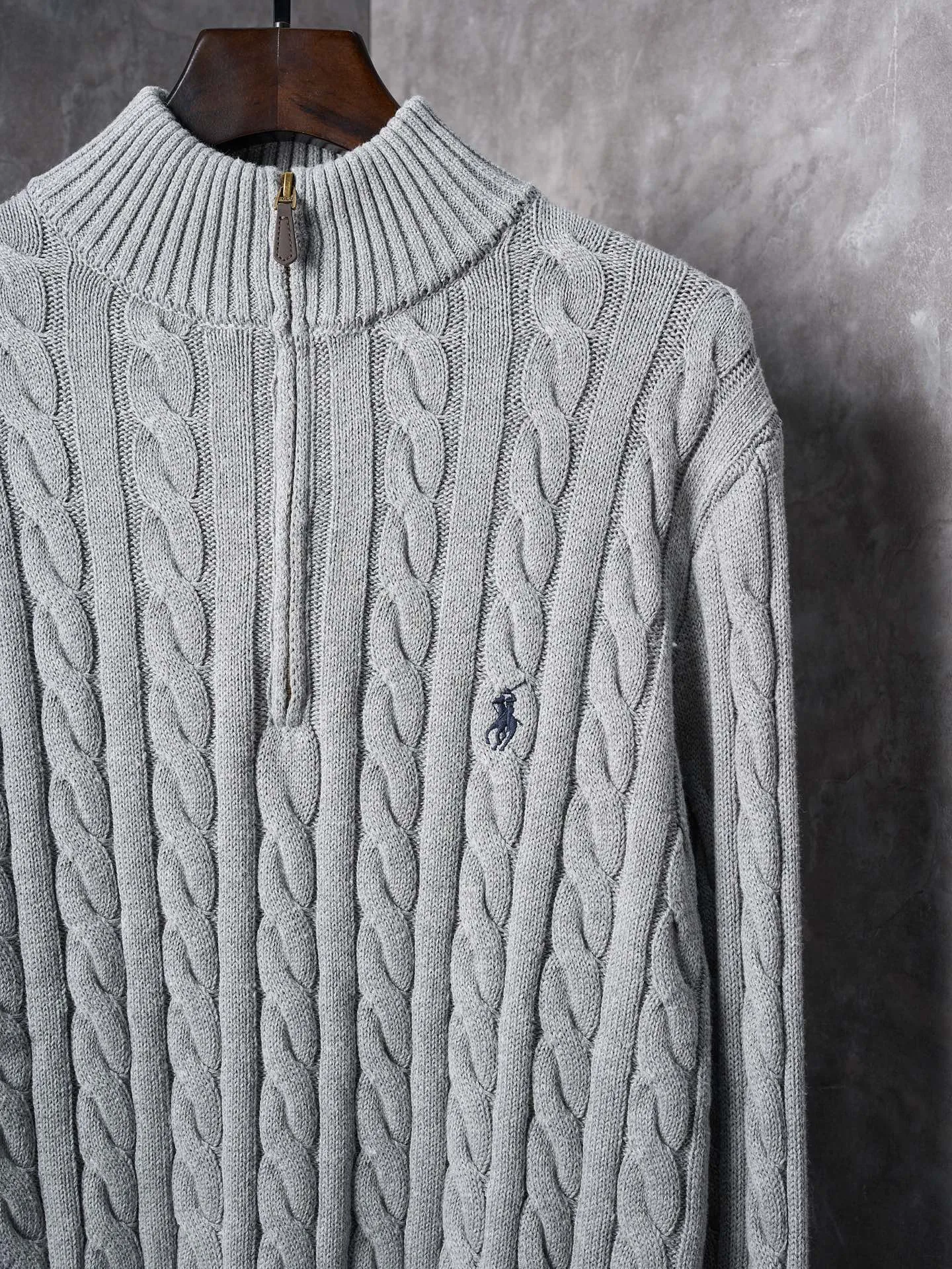 P430 Actual auction】Ralph Lauren/Ralph Lauren pony embroidered cable knitted zipper sweater [Ready stock] S M L Zippered half-high collar design, just the right amount of splendor. Interpret high-end style with unique details. Adhere to the timeless elegance and taste. Use imported machine embroidery technology. Use advanced computer control system and precision mechanical components to realize the iconic pony embroidery operation. High precision. Smooth and delicate lines. Three-dimensional cable weaving. Through clever shifting and interweaving of coils, adjacent coils are cross-shifted to form a twisting effect. The lines are smooth and regular. Time-consuming and labor-intensive. Ready-made clothes are washed and softened to remove odors. Use professional washing equipment and specific detergents to deeply clean and deodorize clothes, improve the feel and appearance of clothes, and improve the fit.